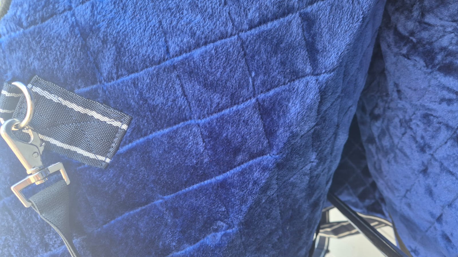 Capa de Establo 420D con Forro de Piel Sintética – 200 g 5