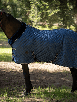 Capa de Establo 420D con Forro de Piel Sintética – 200 g