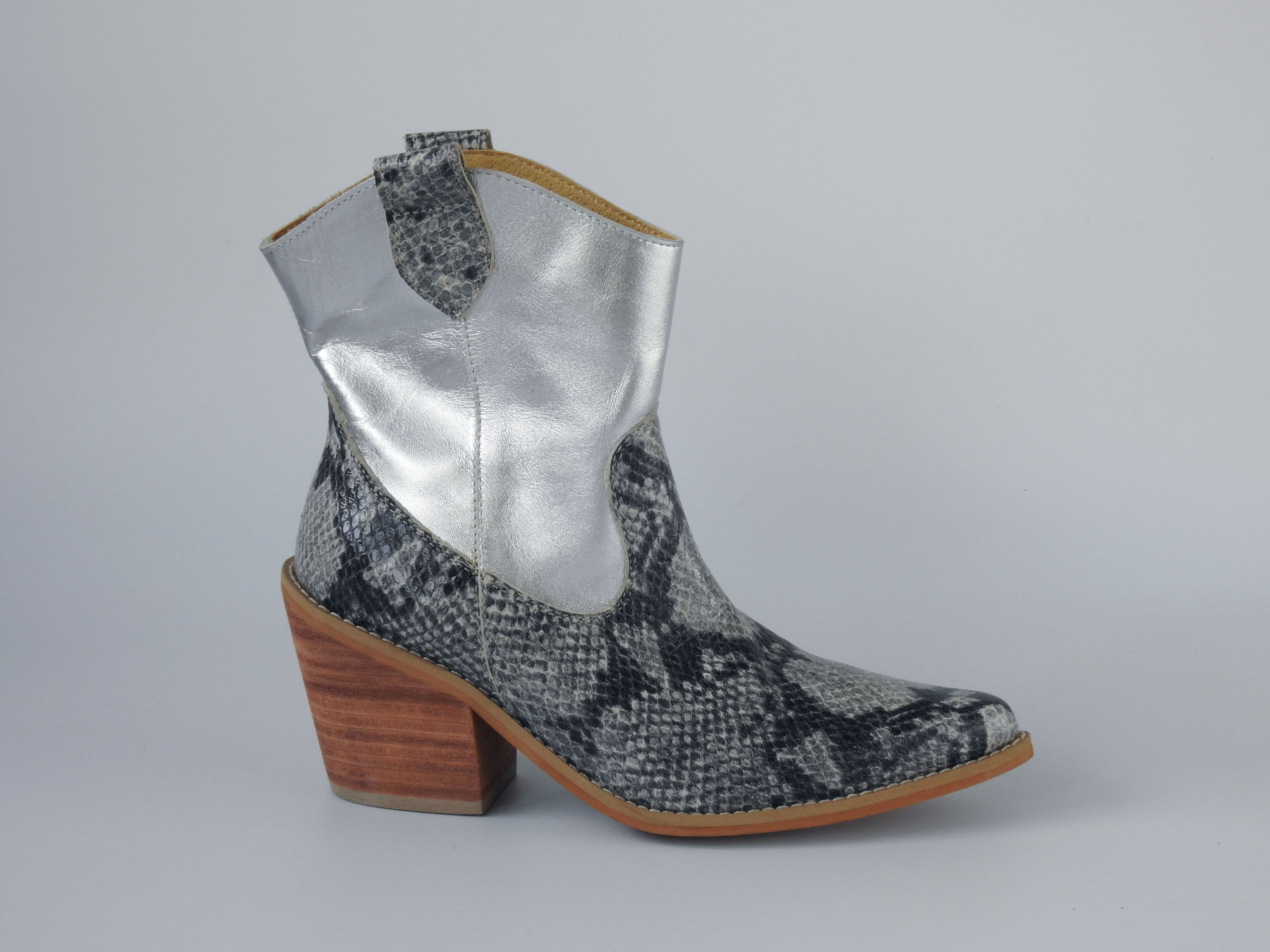 Bota Corta cuero diseño pitón blanco, negro y plata