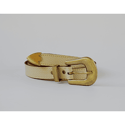 Cinturón cuero diseño pitón color crema hebilla dorada