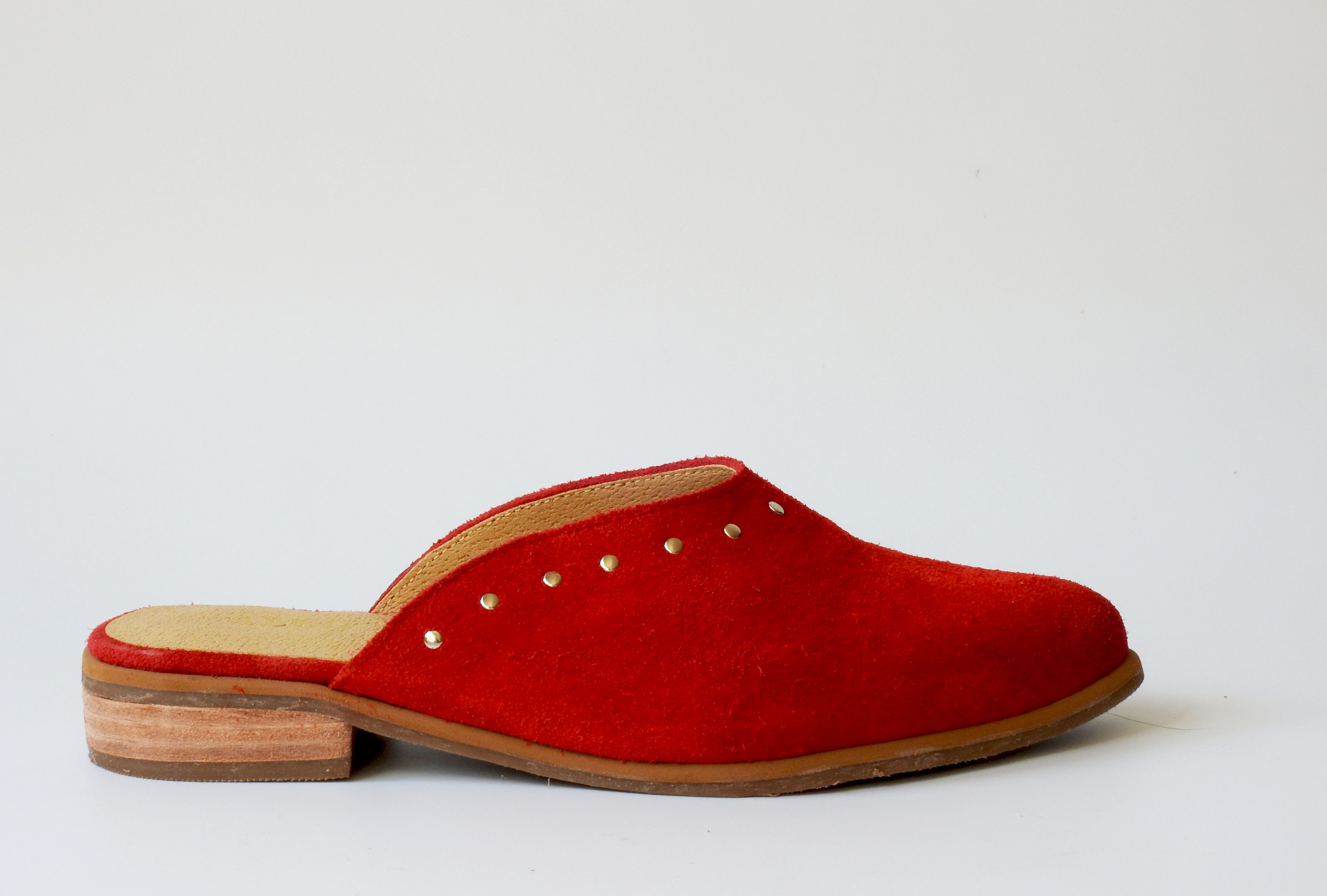 Babucha cuero reno roja con tachas