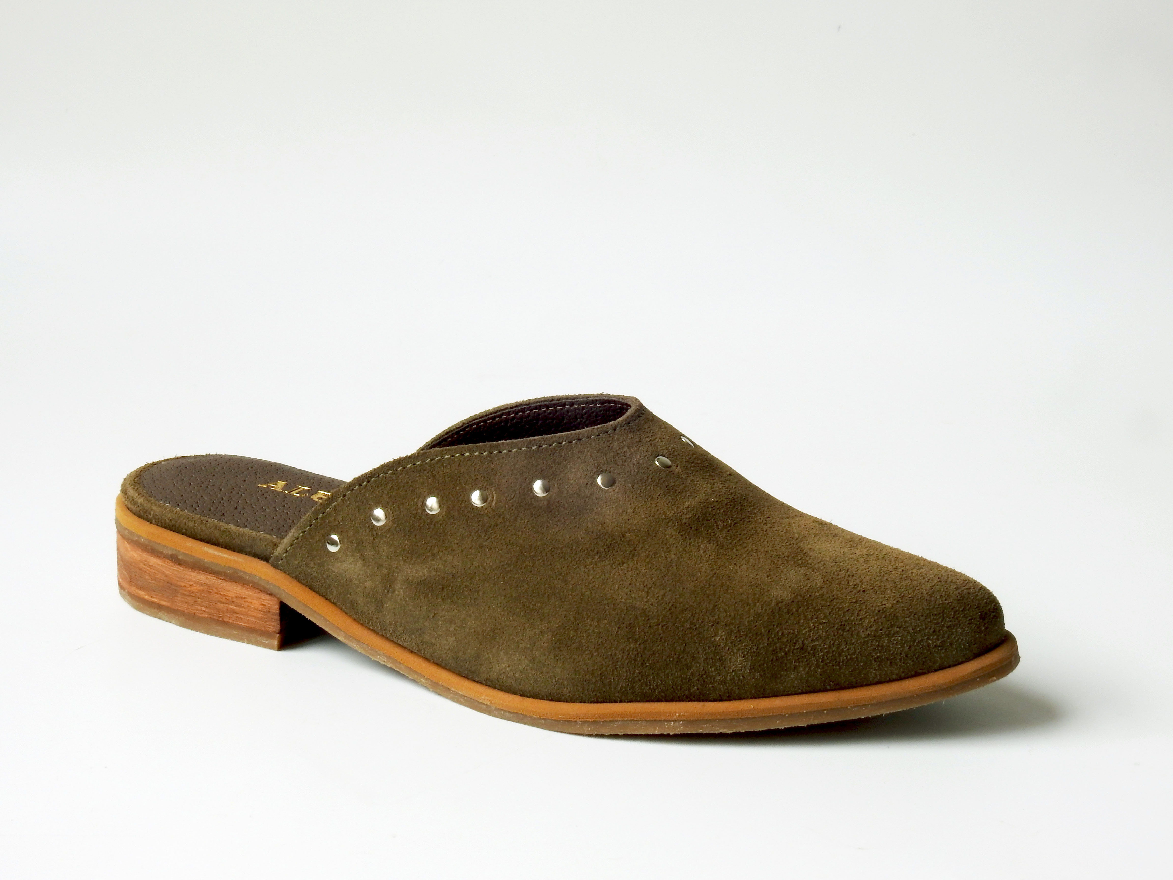 Babucha reno color musgo con tachas