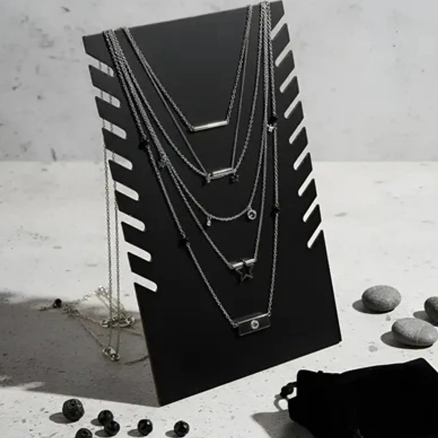Exhibidor Mostrario 8 Cadenas Collar Terciopelo Negro Plano 2