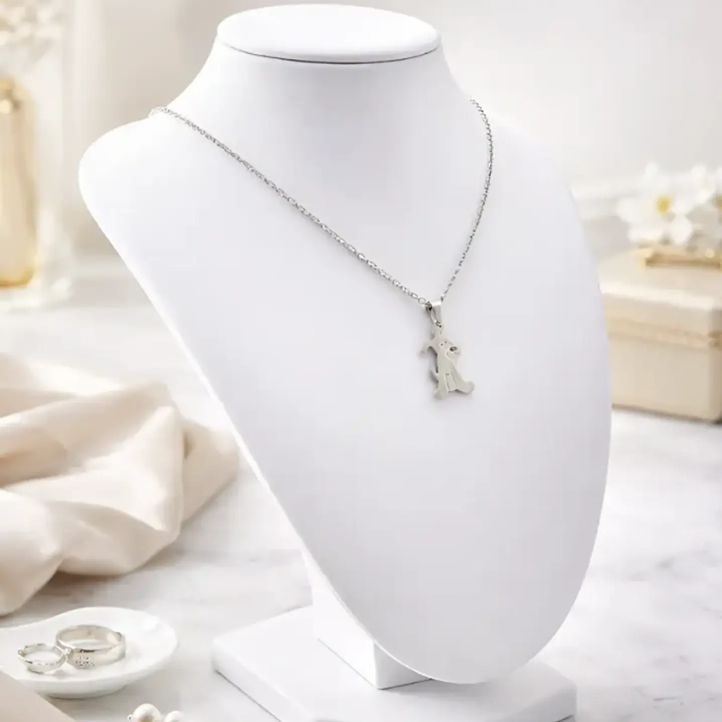 Exhibidor Cuello Alargado Grande Cuerina Blanca 5