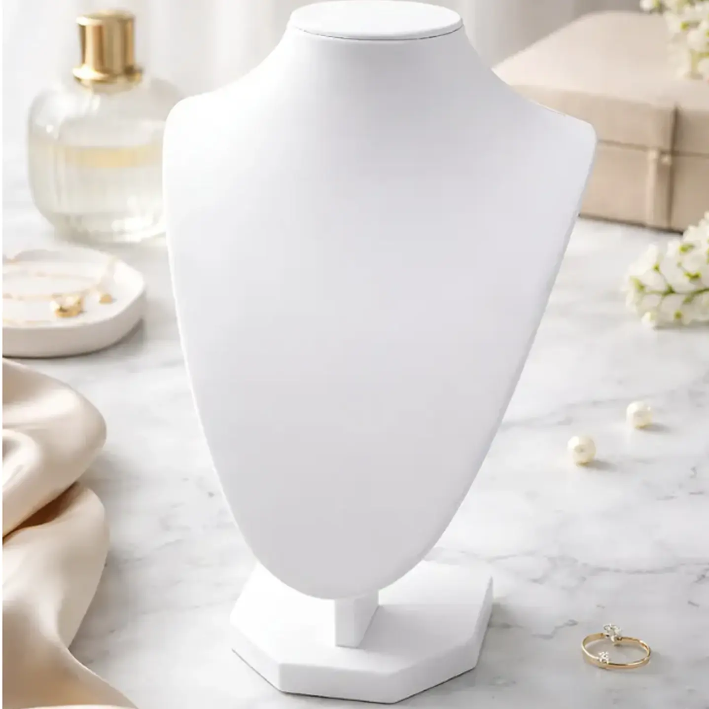 Exhibidor Cuello Alargado Grande Cuerina Blanca 6
