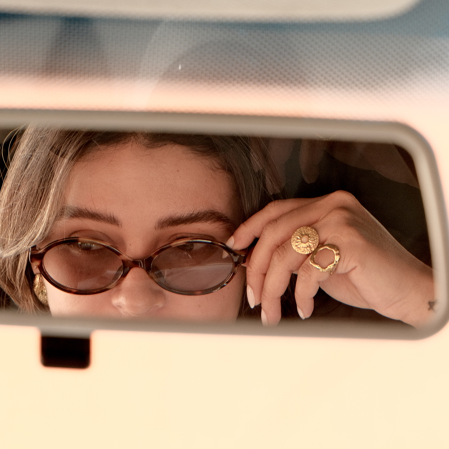 Anillo Abstrato Circular Dorado  2