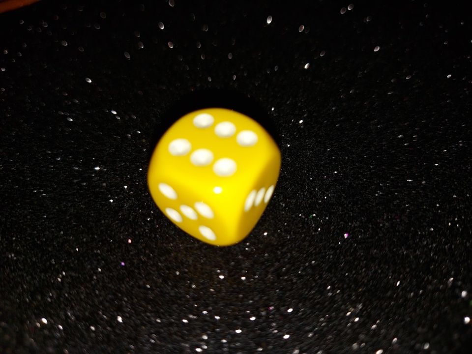 Dado 6 caras - Chessex - Amarillo Canario 1