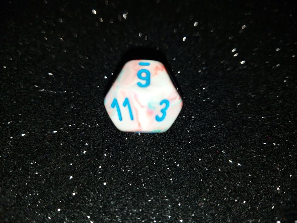 Dado 12 caras - Chessex - Blanco detalles rosa 1