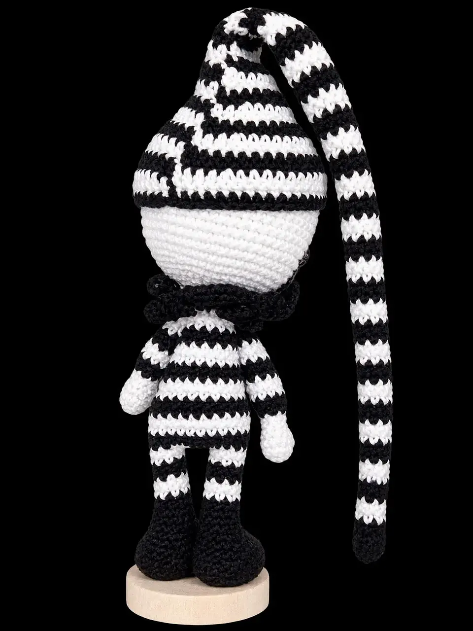 Jack Gótico em Crochet – Boneco Artesanal com Suporte 3