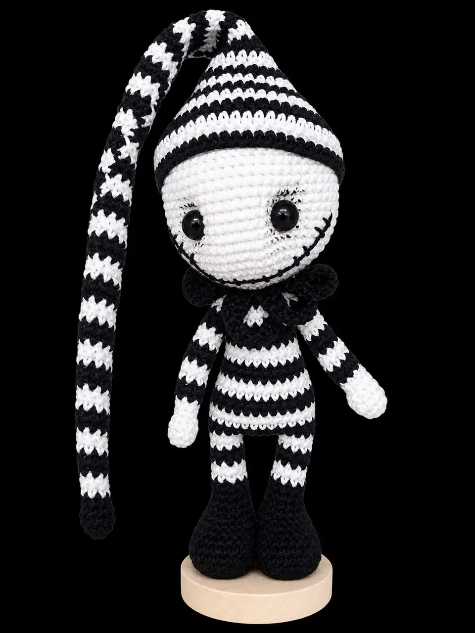 Jack Gótico em Crochet – Boneco Artesanal com Suporte 2