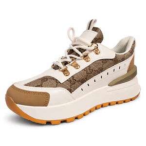Zapatilla Urbana con Plataforma y Diseño Monograma