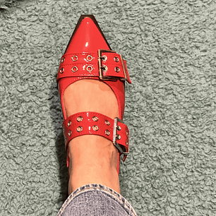 Zapatos rojos con hebillas metálicas estilo slingback