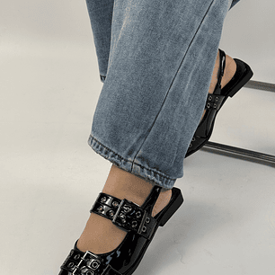 Zapatos negros con hebillas metálicas estilo slingback