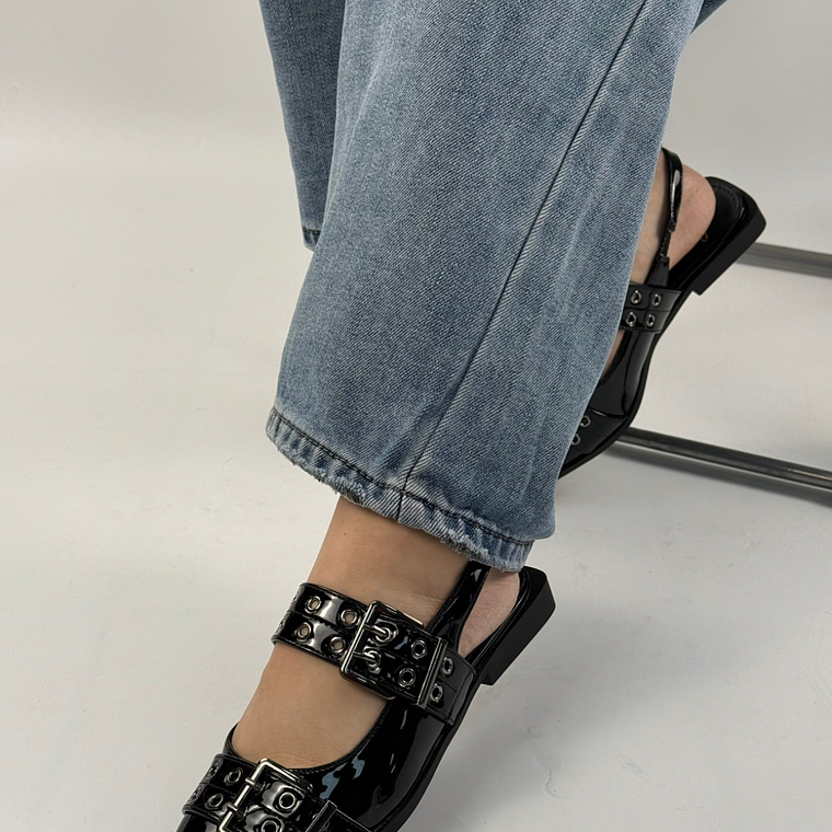 Zapatos negros con hebillas metálicas estilo slingback 1