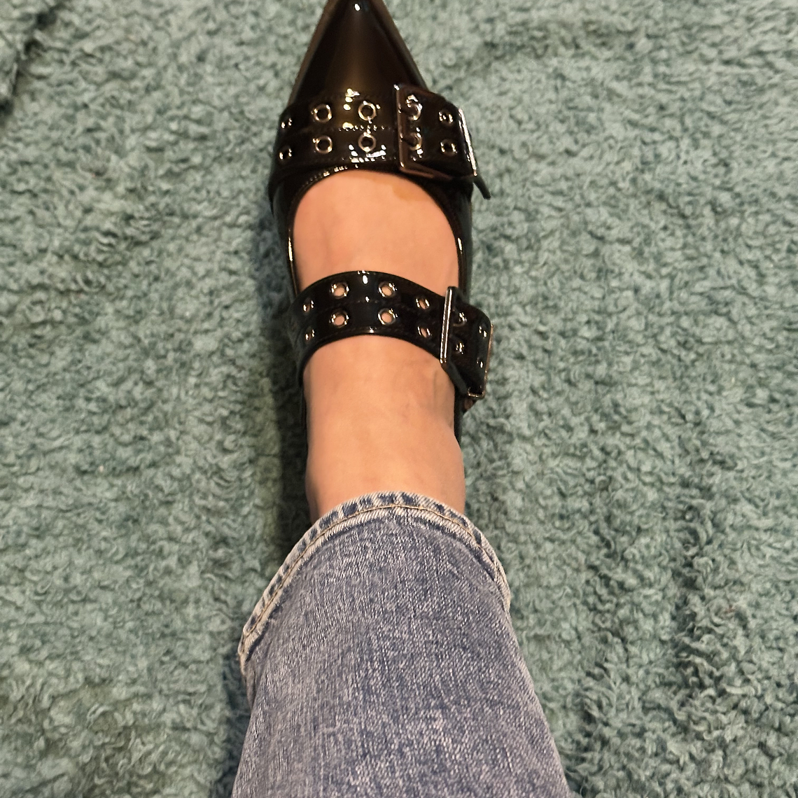 Zapatos negros con hebillas metálicas estilo slingback 2