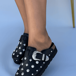 Zuecos negros con hebilla western y aplicaciones brillantes