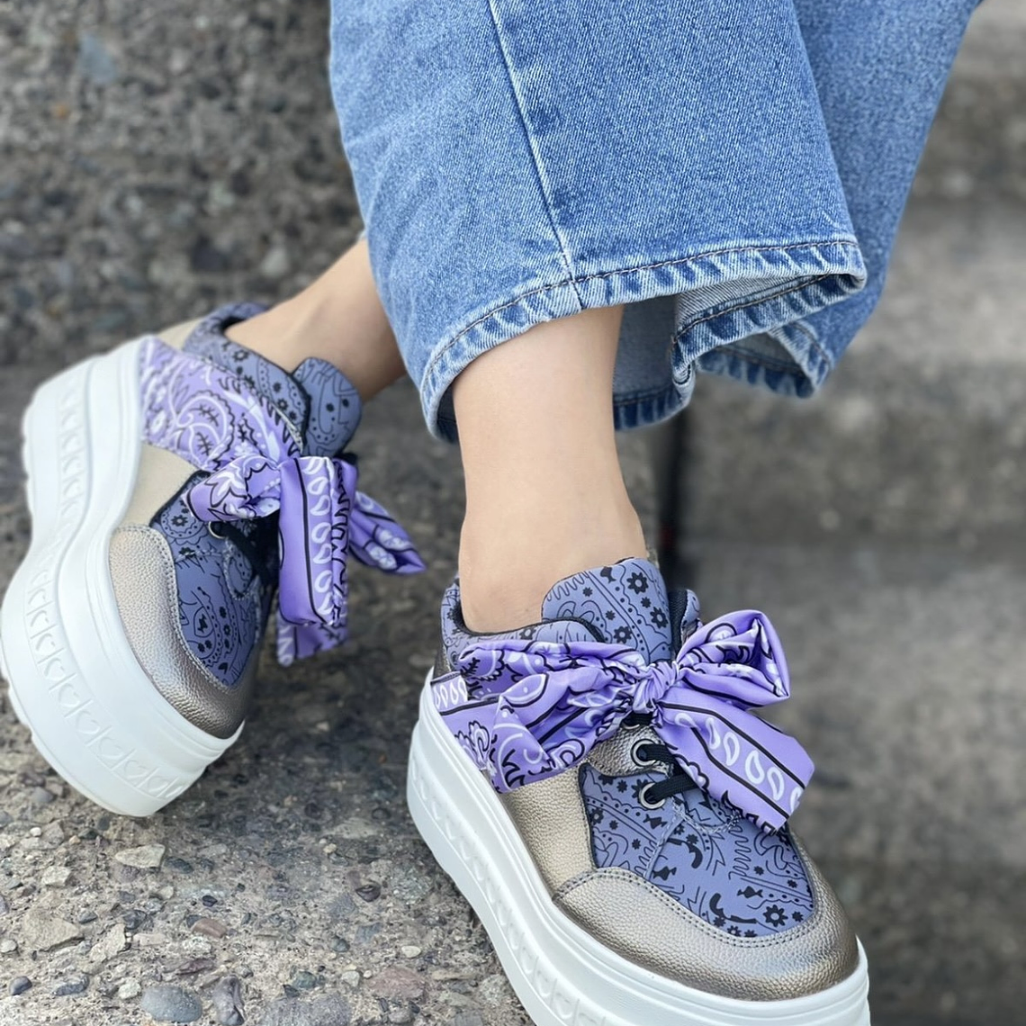 Zapatillas plataforma con pañuelo lila bandana 2