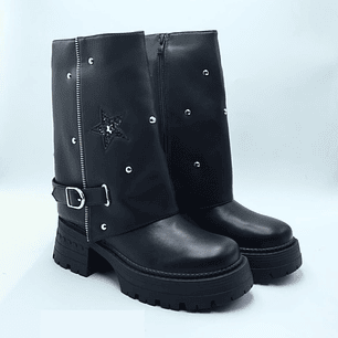 Bota negra con estrella y tachas metálicas