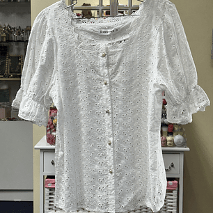 Blusa Broderie blanca y botones dorados 