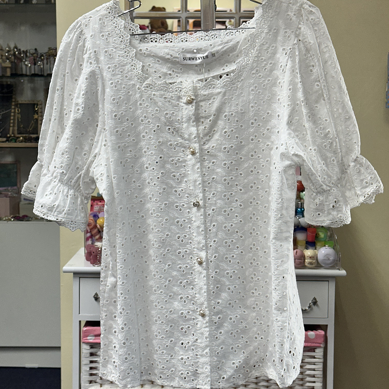 Blusa Broderie blanca y botones dorados  1