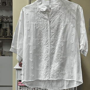 Blusa fresca, con bordados en el frente