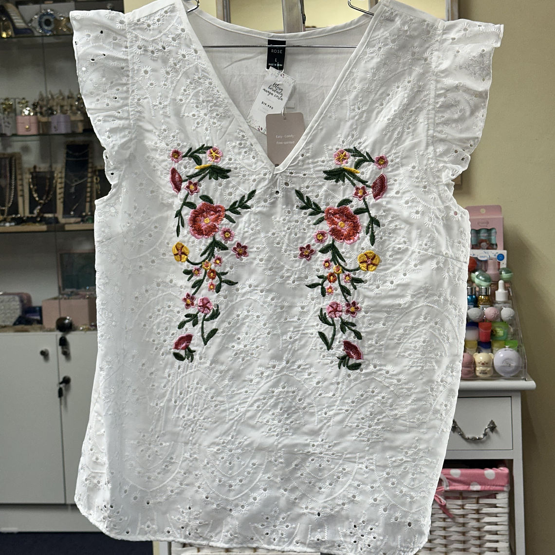 Blusa blanca, con bordado 1