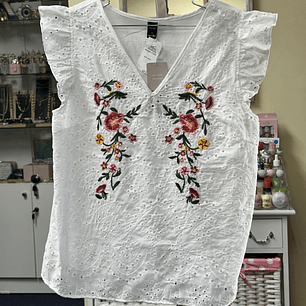 Blusa blanca, con bordado
