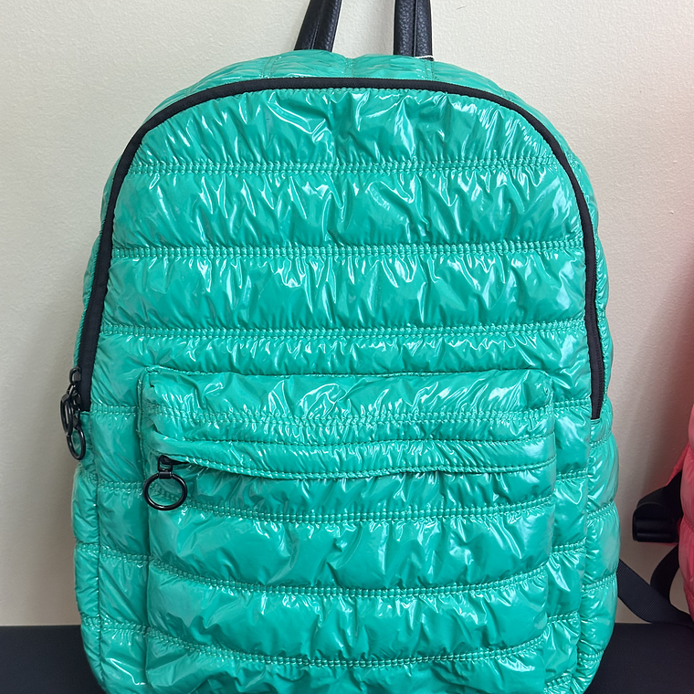 Mochila Puffer Verde Agua  Mochila acolchada ultra liviana, resistente al agua y con bolsillo frontal. 1