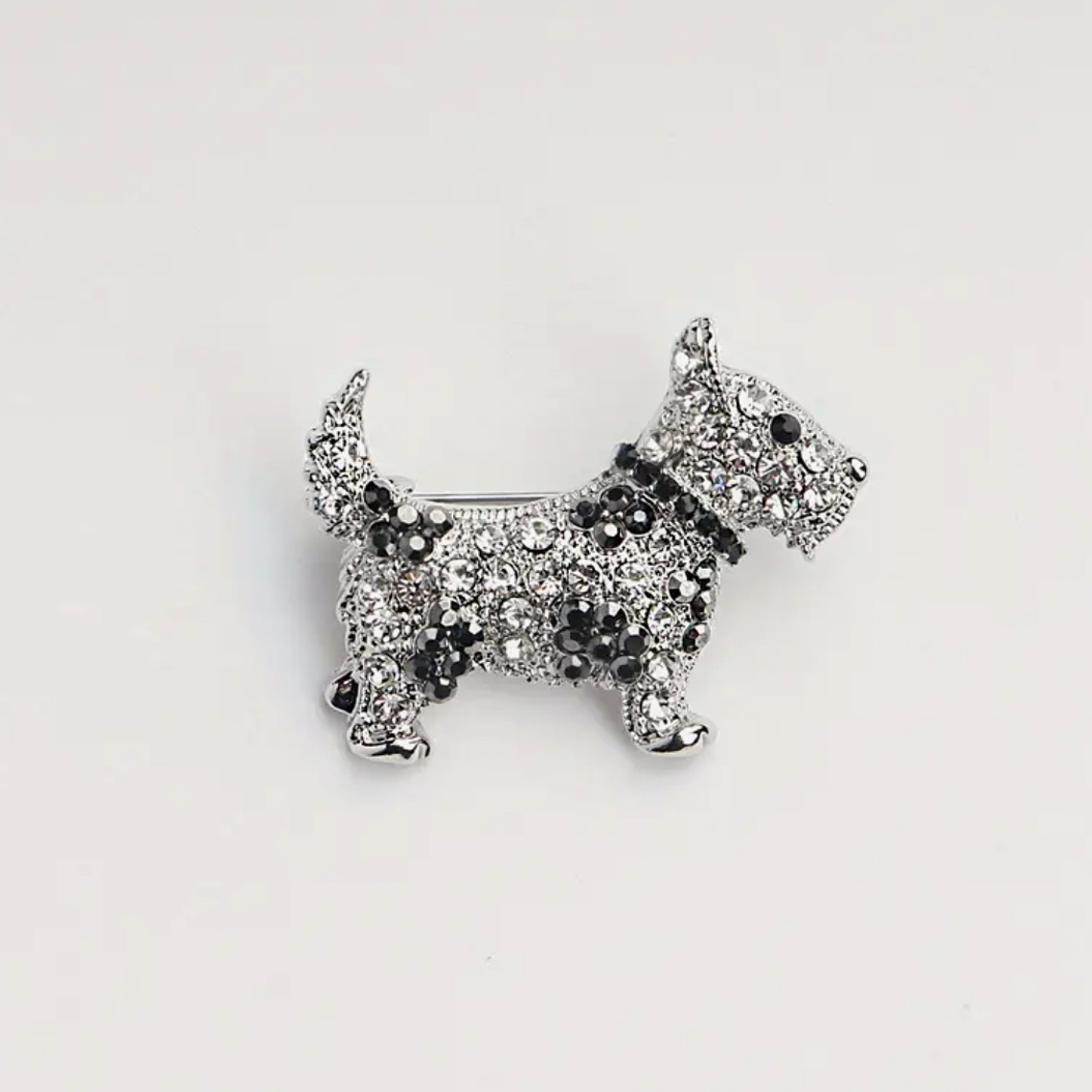 Broche Perro Pequeño Plateado con Cristales 1