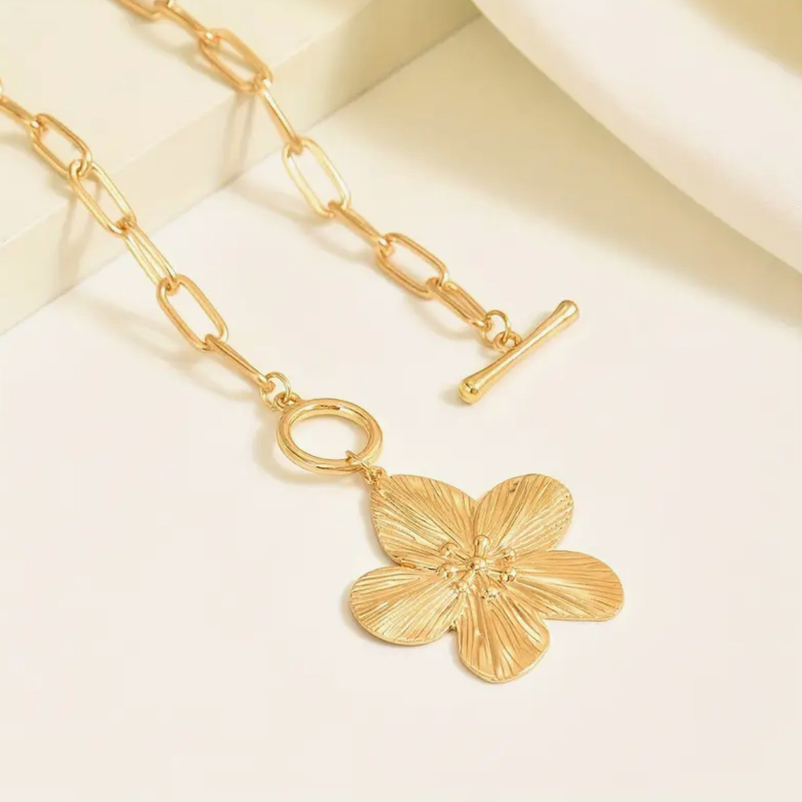 Collar dorado con dije de flor 2