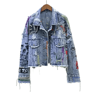 Chaqueta Denim Destroyed con Tachas y Parche Bordado