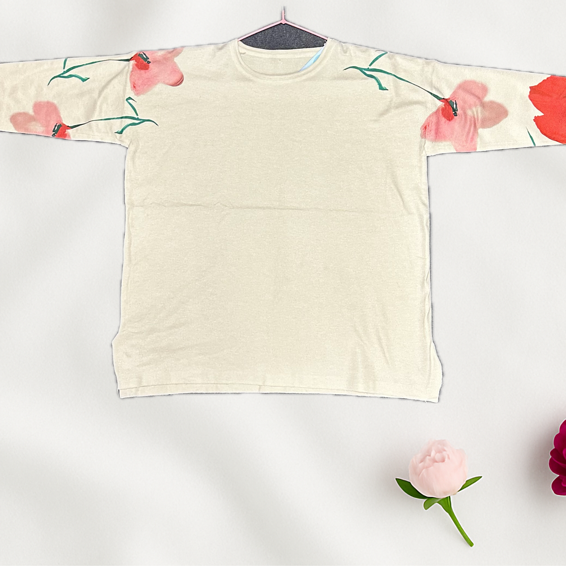 Suéter Blanco con Mangas Florales 1