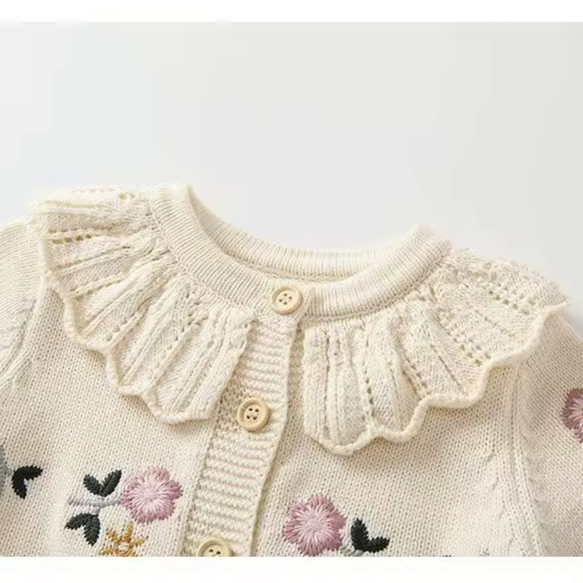 Chaqueta Tejida Crema con Bordados Florales 2