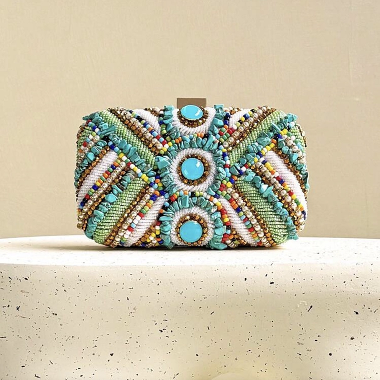 Clutch Bordado Multicolor con Cadena – Diseño Artesanal Elegante 1