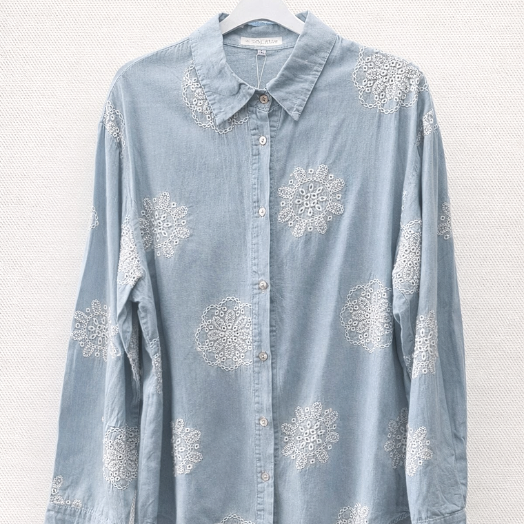 Camisa Celeste Bordada 1