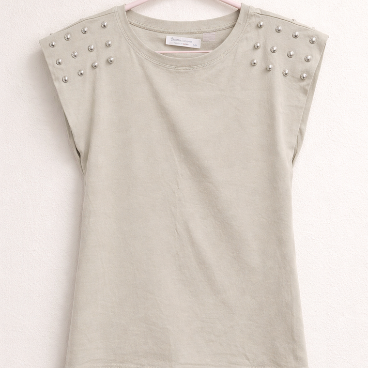 Poleras con Tachas en Hombros 2