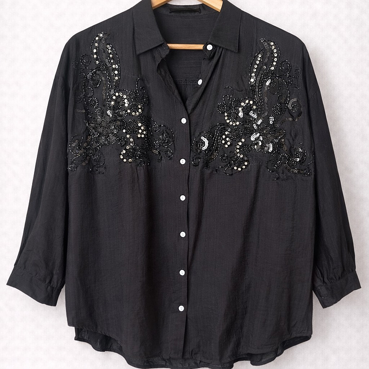 Blusa Negra con Bordado y Aplicaciones (L) 1