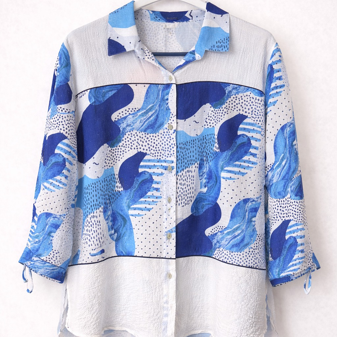 Blusa Estampada Azul y Blanca Estilo Artístico (L) 1