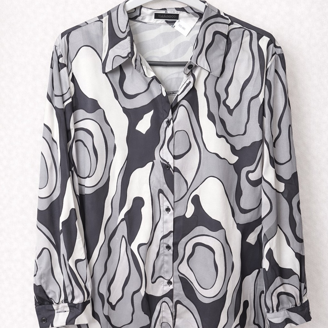 Blusa Gris con Estampado Abstracto 1