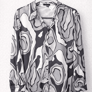 Blusa Gris con Estampado Abstracto