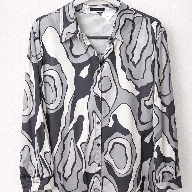 Blusa Gris con Estampado Abstracto 1