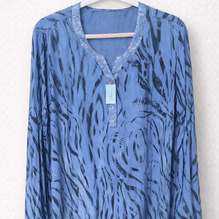 Blusa Azul Estampada con Escote en V 1