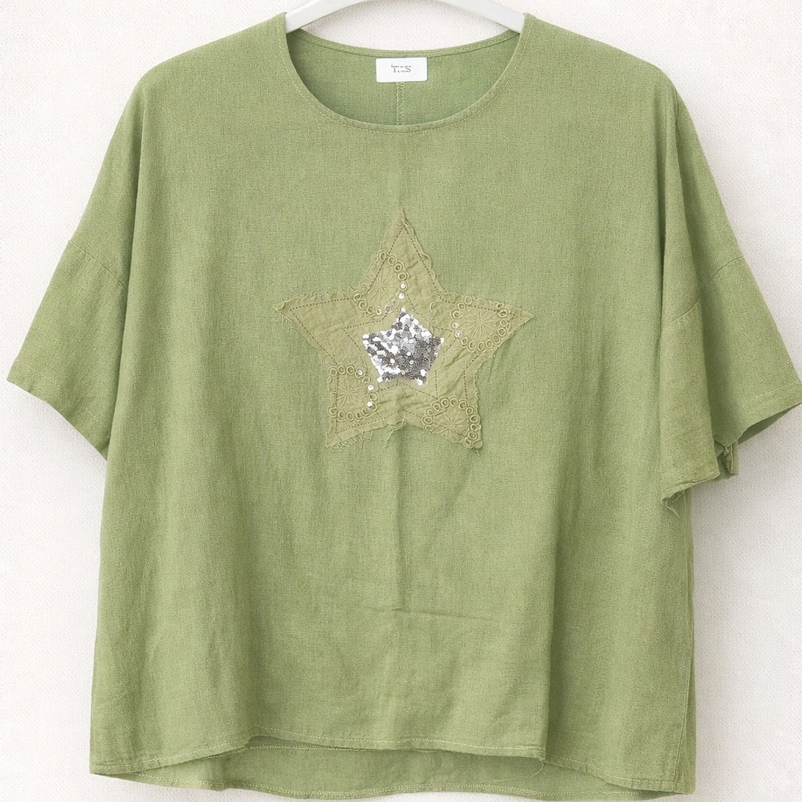 Polera Verde tipo lino con Aplicación de Estrella 1