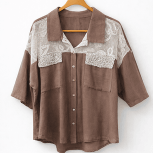 Camisa Café con Encaje y Detalles Bordados