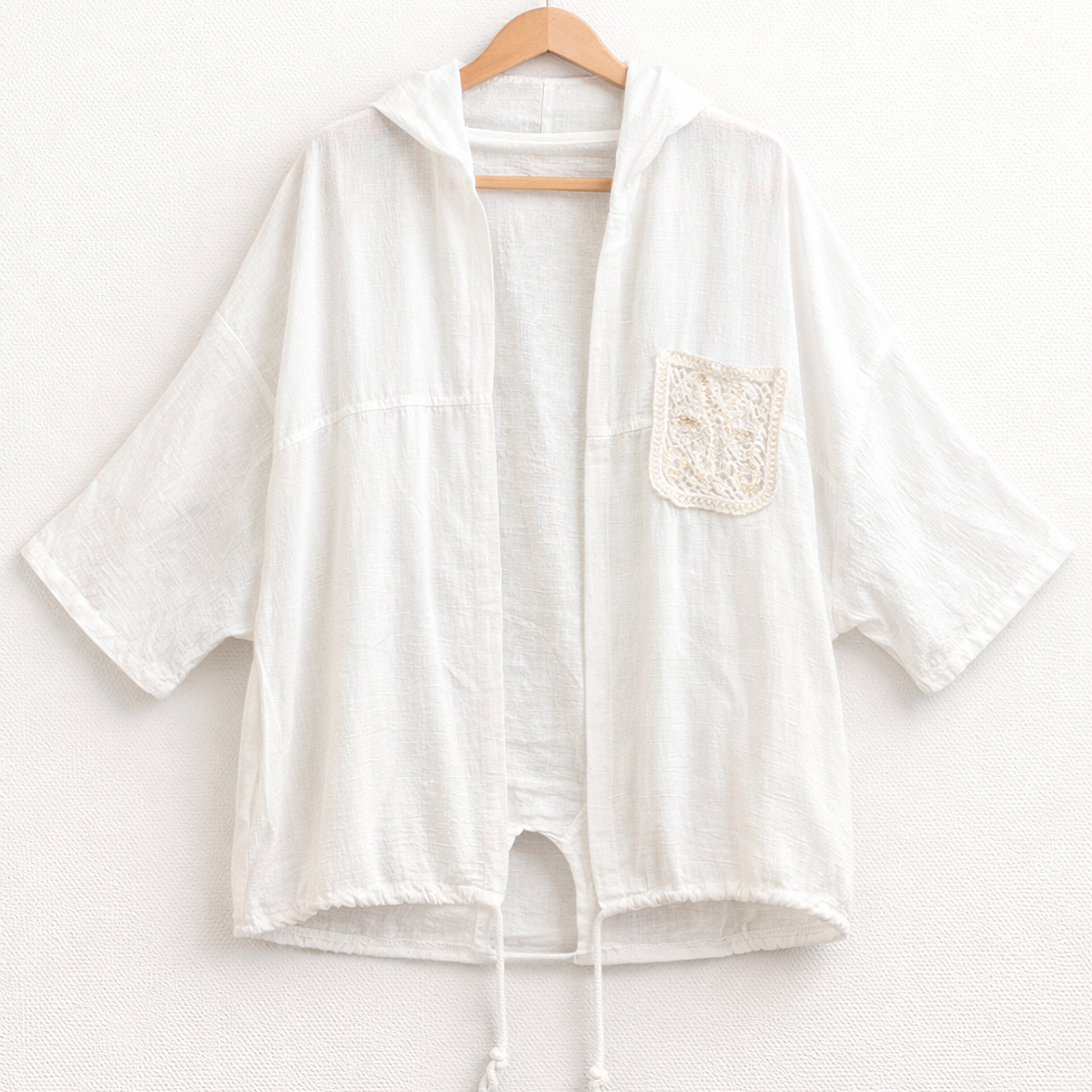 Chaqueta Blanca de Lino con Capucha y Detalle de Encaje 1