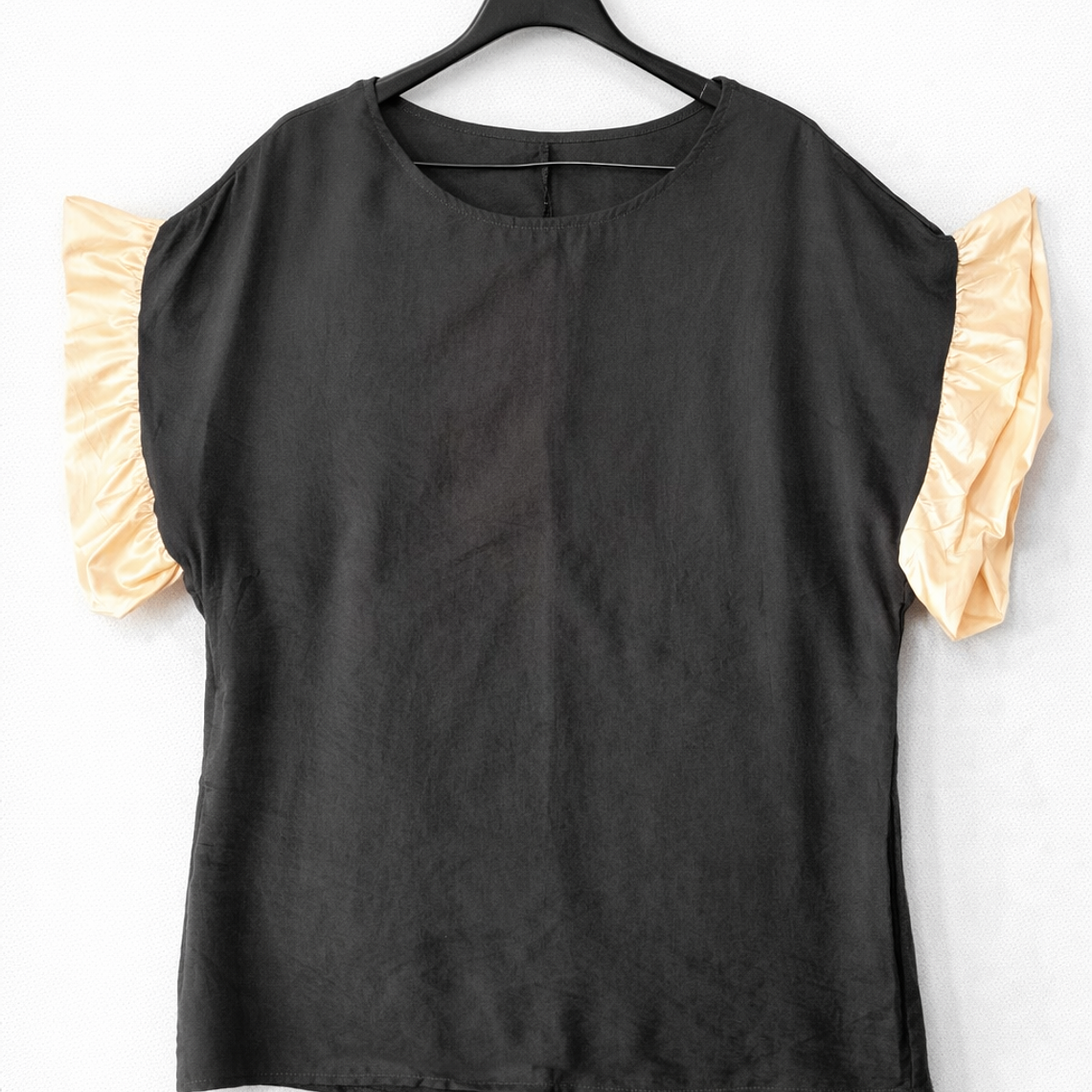 Blusa Negra de Lino con Mangas Satinadas 1