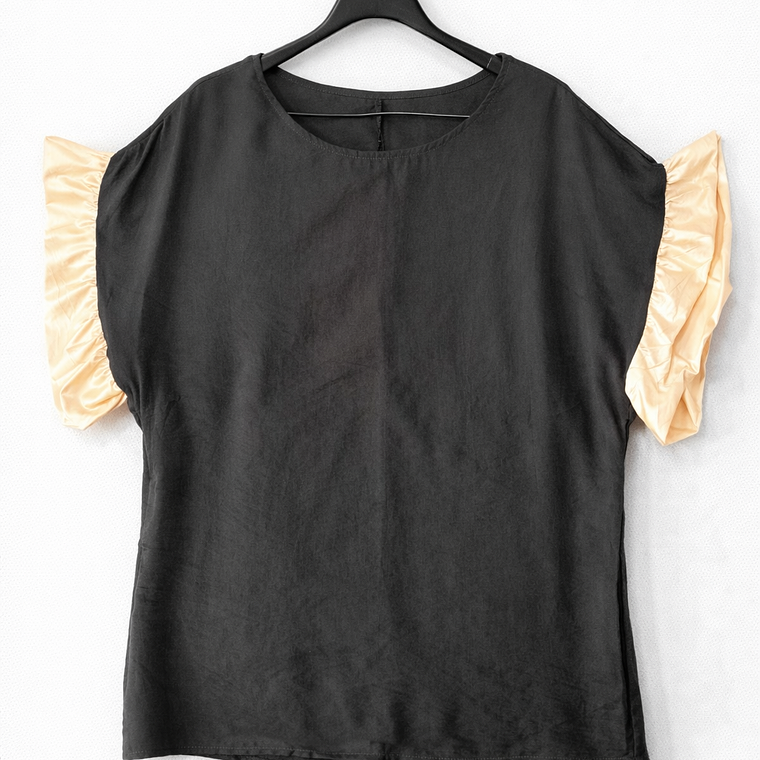 Blusa Negra de Lino con Mangas Satinadas 1