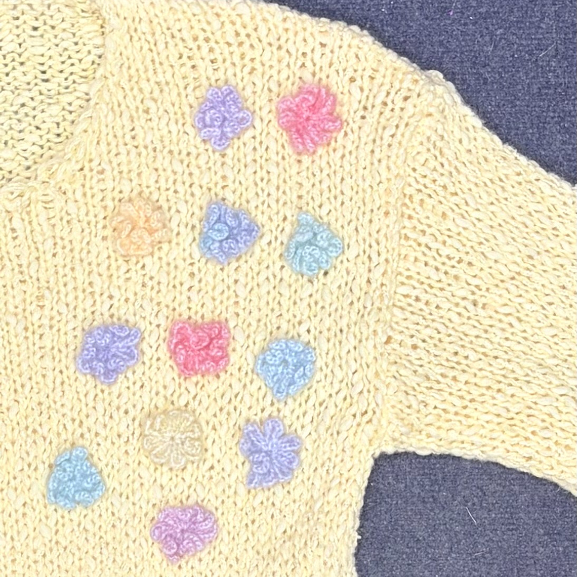 Suéter con flores en relieve pastel 2