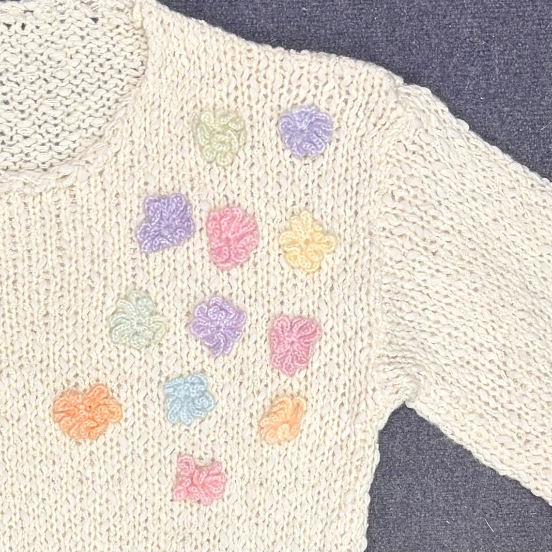 Suéter con flores en relieve pastel 3