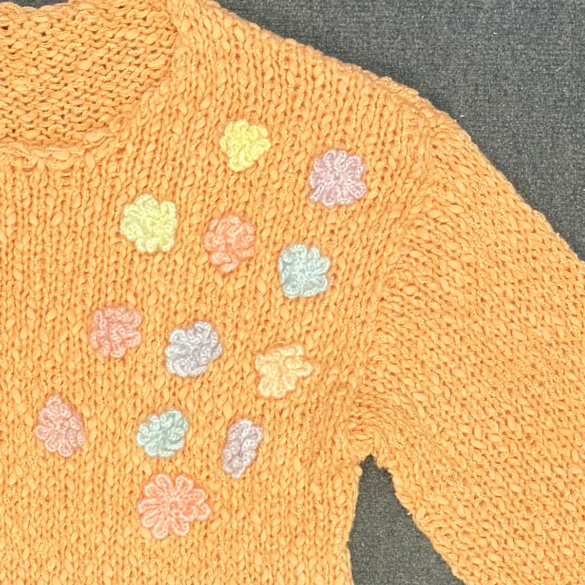 Suéter con flores en relieve pastel 4